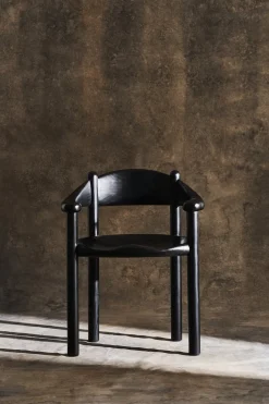 Chaise de salle à manger avec accoudoirs en pin noir Daumiller - Gubi