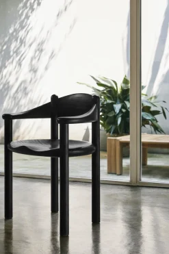 Chaise de salle à manger avec accoudoirs en pin noir Daumiller - Gubi