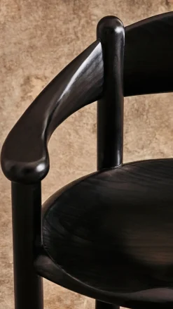 Chaise de salle à manger avec accoudoirs en pin noir Daumiller - Gubi