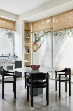 Chaise de salle à manger avec accoudoirs en pin noir Daumiller - Gubi