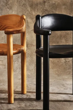 Chaise de salle à manger avec accoudoirs en pin noir Daumiller - Gubi