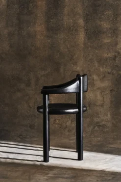 Chaise de salle à manger avec accoudoirs en pin noir Daumiller - Gubi