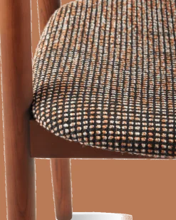 Chaise de salle à manger avec accoudoirs en tissu à motif marron et bois de frêne Speckled Henry - Pols Potten
