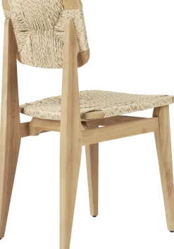 Chaise de salle à manger d'extérieur en teck C-Chair - Gubi