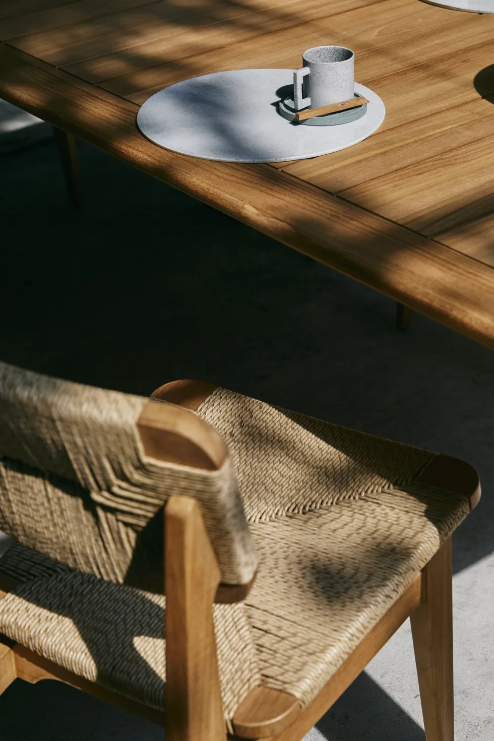 Chaise de salle à manger d'extérieur en teck C-Chair - Gubi