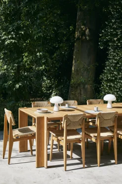 Chaise de salle à manger d'extérieur en teck C-Chair - Gubi