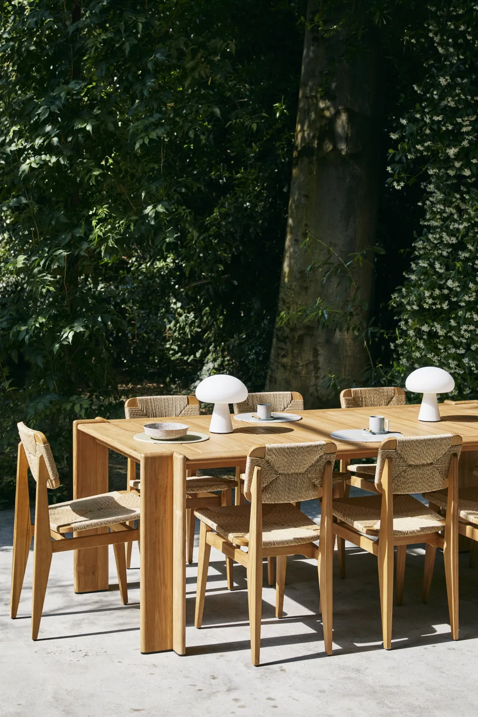 Chaise de salle à manger d'extérieur en teck C-Chair - Gubi