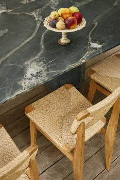 Chaise de salle à manger d'extérieur en teck C-Chair - Gubi