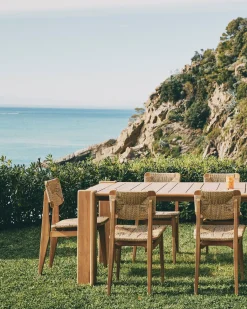 Chaise de salle à manger d'extérieur en teck C-Chair - Gubi