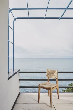 Chaise de salle à manger d'extérieur en teck C-Chair - Gubi