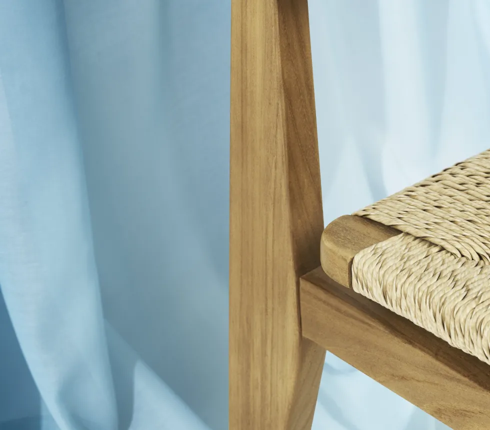 Chaise de salle à manger d'extérieur en teck C-Chair - Gubi