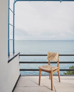 Chaise de salle à manger d'extérieur en teck C-Chair - Gubi