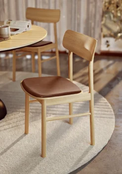 Chaise de salle à manger en chêne naturel huilé avec siège en cuir cognac 47x78cm Soma - Woud