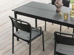 Chaise d'extérieur avec accoudoirs en acier noir Linear - Muuto