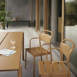 Chaise d'extérieur avec accoudoirs en acier orange Linear - Muuto