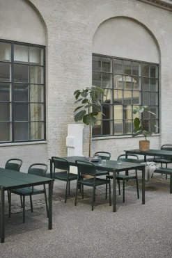 Chaise d'extérieur avec accoudoirs en acier vert foncé Linear - Muuto