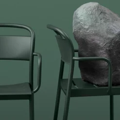 Chaise d'extérieur avec accoudoirs en acier vert foncé Linear - Muuto