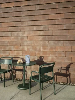 Chaise d'extérieur avec accoudoirs en acier vert foncé Linear - Muuto