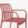 Chaise d'extérieur avec accoudoirs en plastique rouge Cala - The Cool Republic