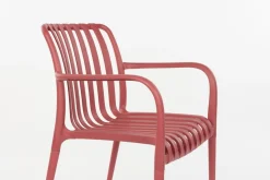Chaise d'extérieur avec accoudoirs en plastique rouge Cala - The Cool Republic