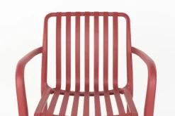 Chaise d'extérieur avec accoudoirs en plastique rouge Cala - The Cool Republic