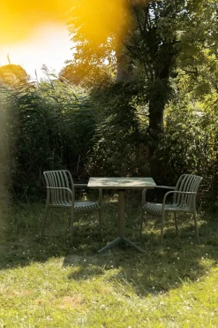 Chaise d'extérieur avec accoudoirs en plastique vert Cala - The Cool Republic