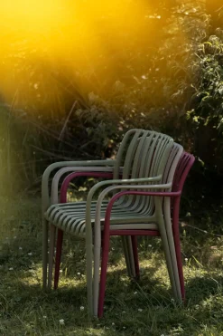 Chaise d'extérieur avec accoudoirs en plastique vert Cala - The Cool Republic