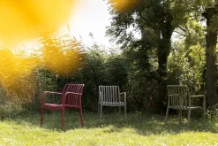 Chaise d'extérieur avec accoudoirs en plastique vert Cala - The Cool Republic