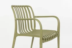 Chaise d'extérieur avec accoudoirs en plastique vert Cala - The Cool Republic