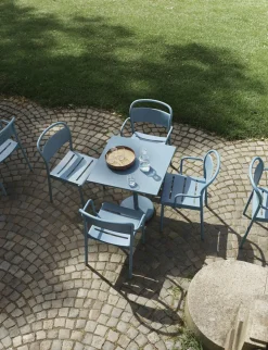 Chaise d'extérieur en acier bleu ciel Linear - Muuto