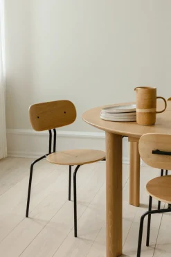 Chaise empilable en contreplaqué chêne et acier noir Curious - UMAGE