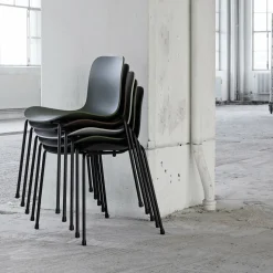 Chaise en aluminium noire et coque en polypropylène écrue Langue - NORR11