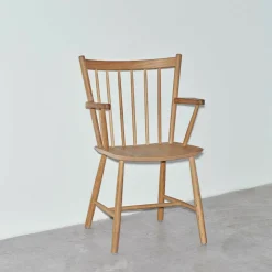 Chaise en bois de chêne avec accoudoirs - HAY