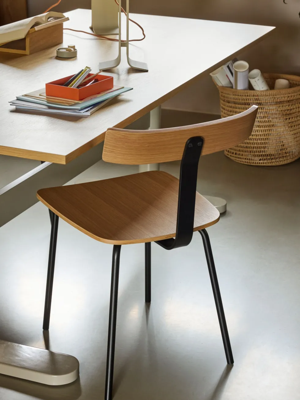 Chaise en bois de chêne et fer noir Hock - Hübsch