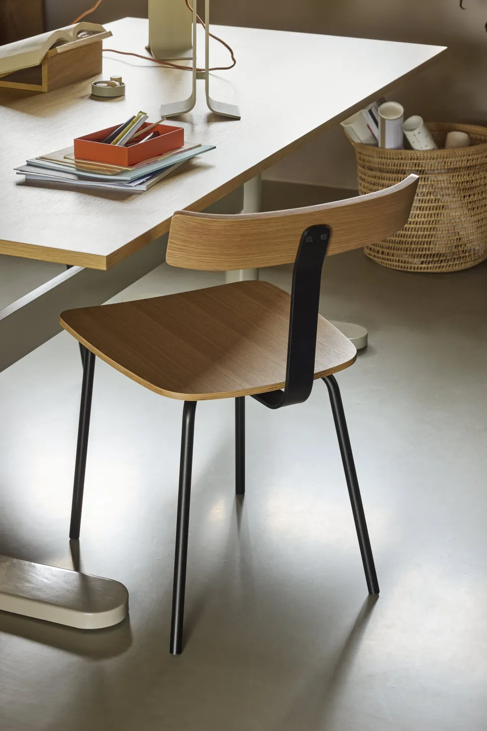 Chaise en bois de chêne et fer noir Hock - Hübsch