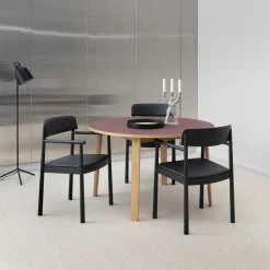 Chaise en bois de frêne noire avec accoudoirs Timb noir - Normann Copenhagen