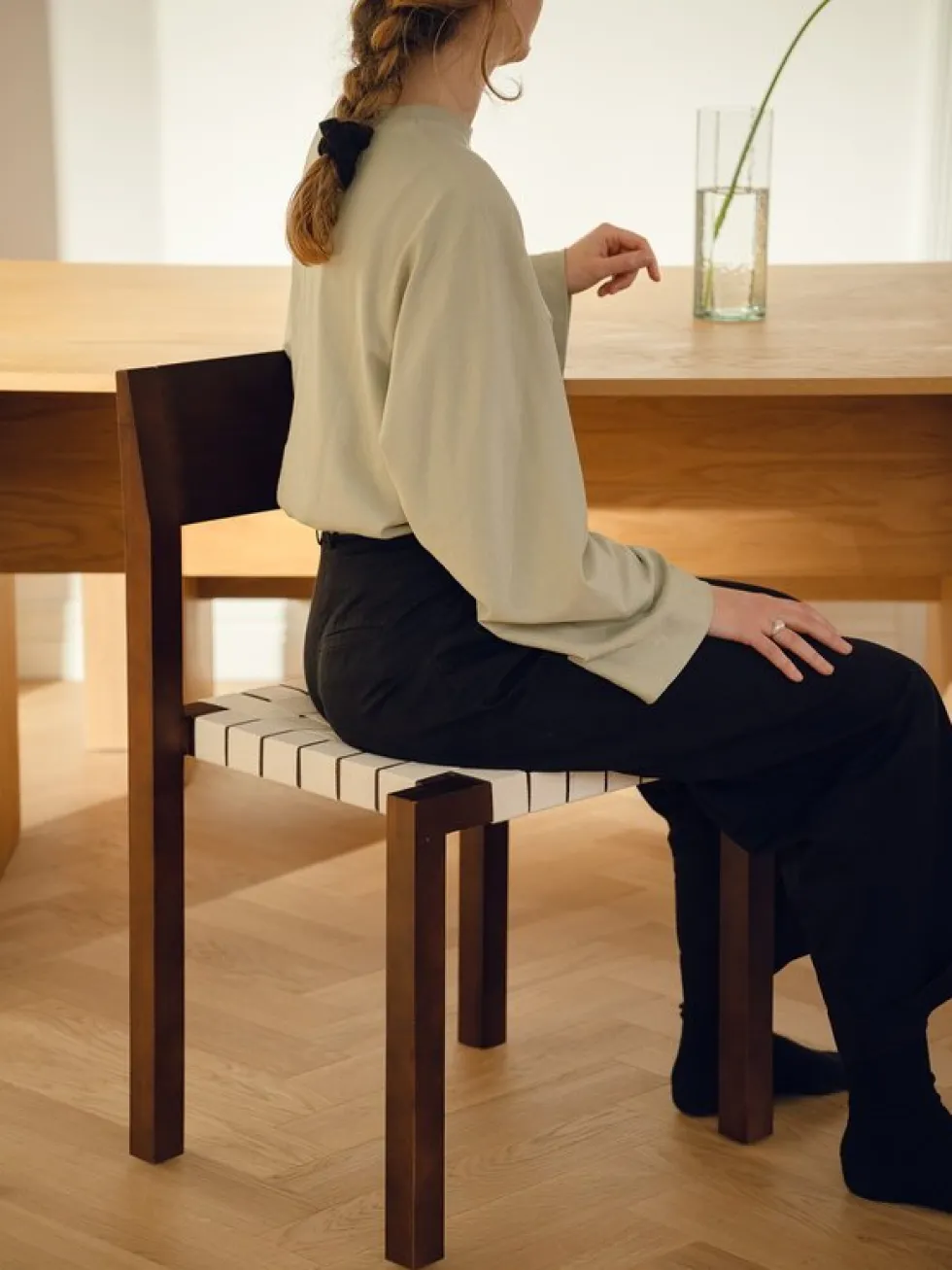 Chaise en bois de hêtre massif brun cacao et sangles naturelles en coton Toli - noo.ma