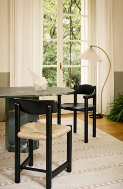 Chaise en bois de pin noir Daumiller - Gubi