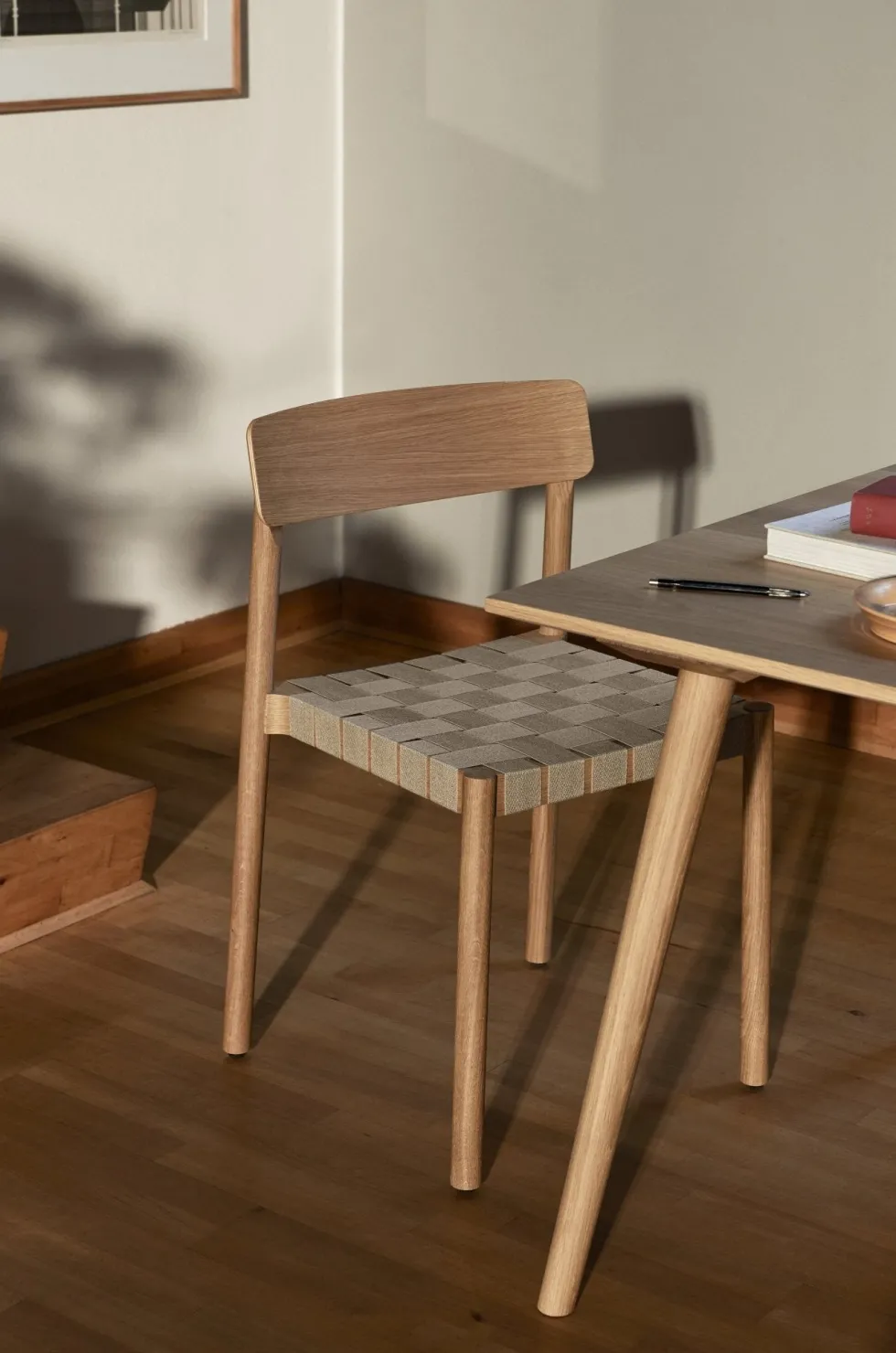 Chaise en bois naturel et sangles en lin naturel Betty TK1 - &tradition