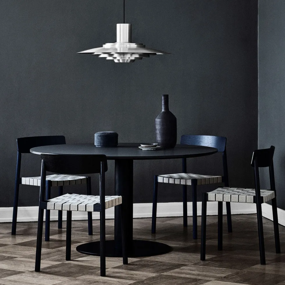 Chaise en bois noir et sangles en lin naturel Betty - &tradition