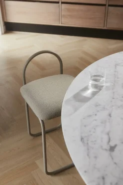 Chaise en bouclé taupe 37 x 39 cm Angui - AYTM