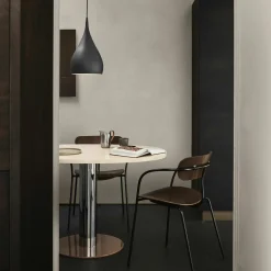 Chaise en chêne et piètement noir AV2 Pavilion - &tradition