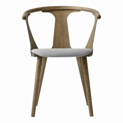 Chaise en chêne laqué foncé et tissu gris SK2 In Between - &tradition