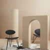 Chaise en cuir et piètement en acier noir Semper - AYTM