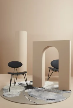 Chaise en cuir et piètement en acier noir Semper - AYTM