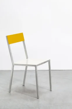 Chaise en métal blanc et jaune 52x39x80cm - valerie_objects