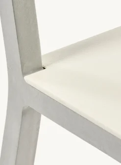 Chaise en métal ivoire 52x39x80cm - valerie_objects