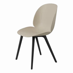 Chaise en plastique beige et base noire Beetle - Gubi