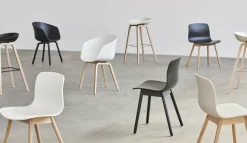 Chaise en plastique recyclé crème et pieds en chêne AAC 12 2.0 - HAY
