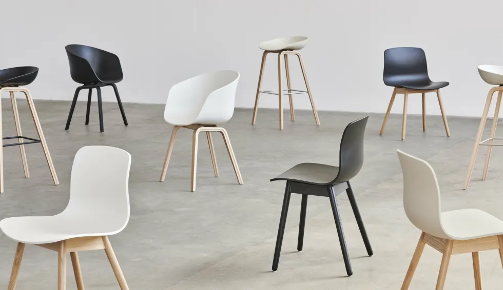 Chaise en plastique recyclé crème et pieds en chêne AAC 12 2.0 - HAY